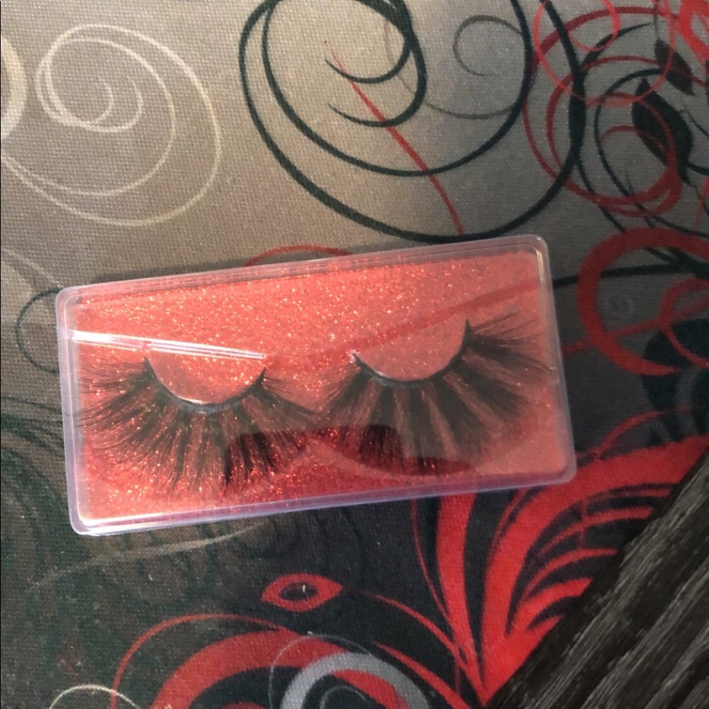 Lashes - Picture 10 of 11